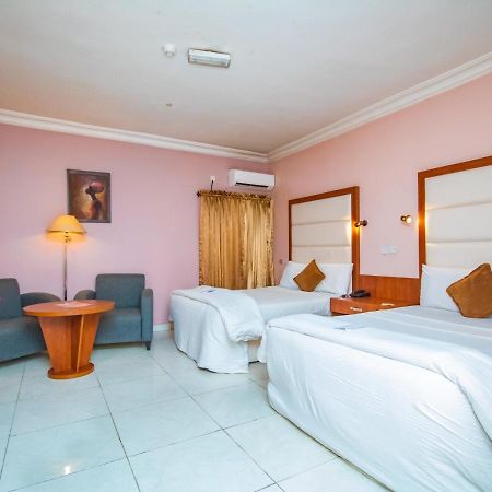 Denis Hotel Abuja Mobushipe Bagian luar foto
