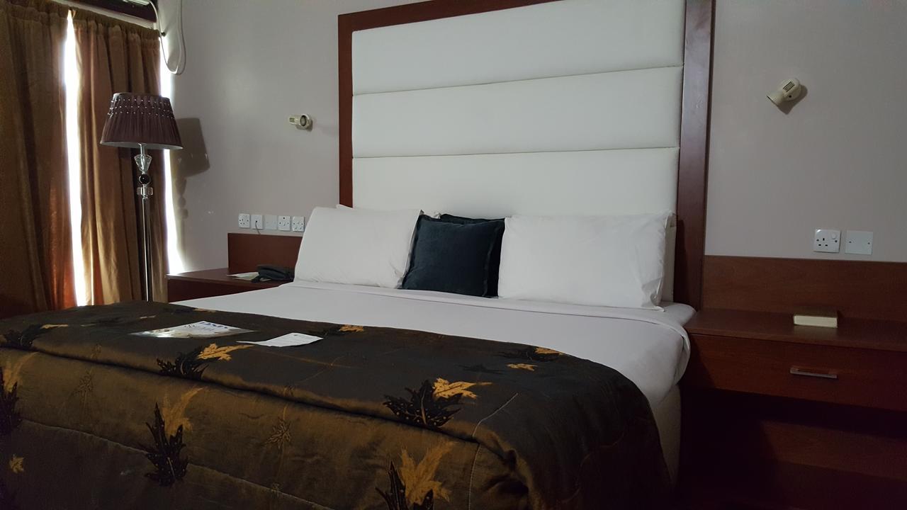 Denis Hotel Abuja Mobushipe Bagian luar foto